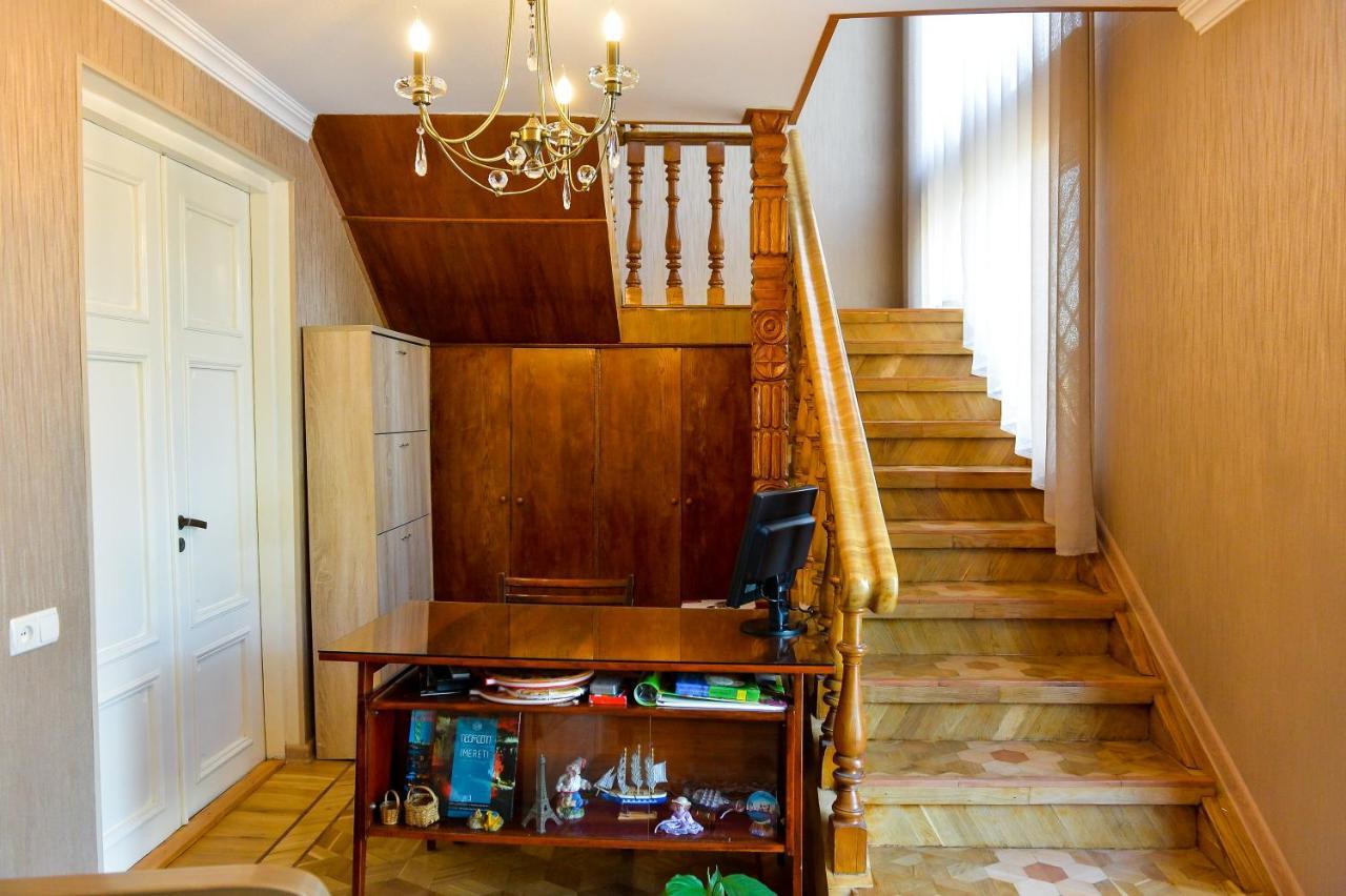 Gold Guest House Кутаїсі Екстер'єр фото