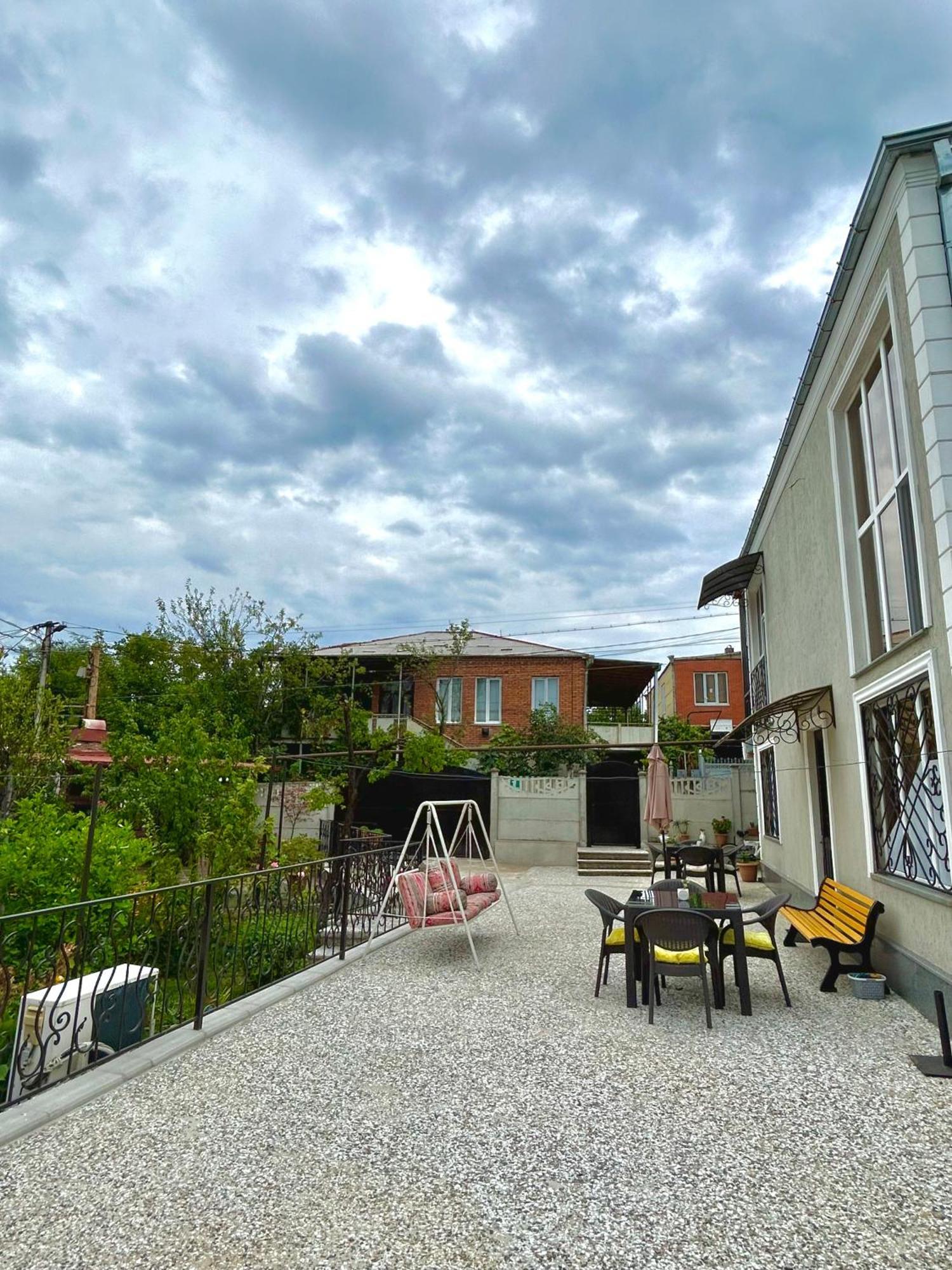 Gold Guest House Кутаїсі Екстер'єр фото