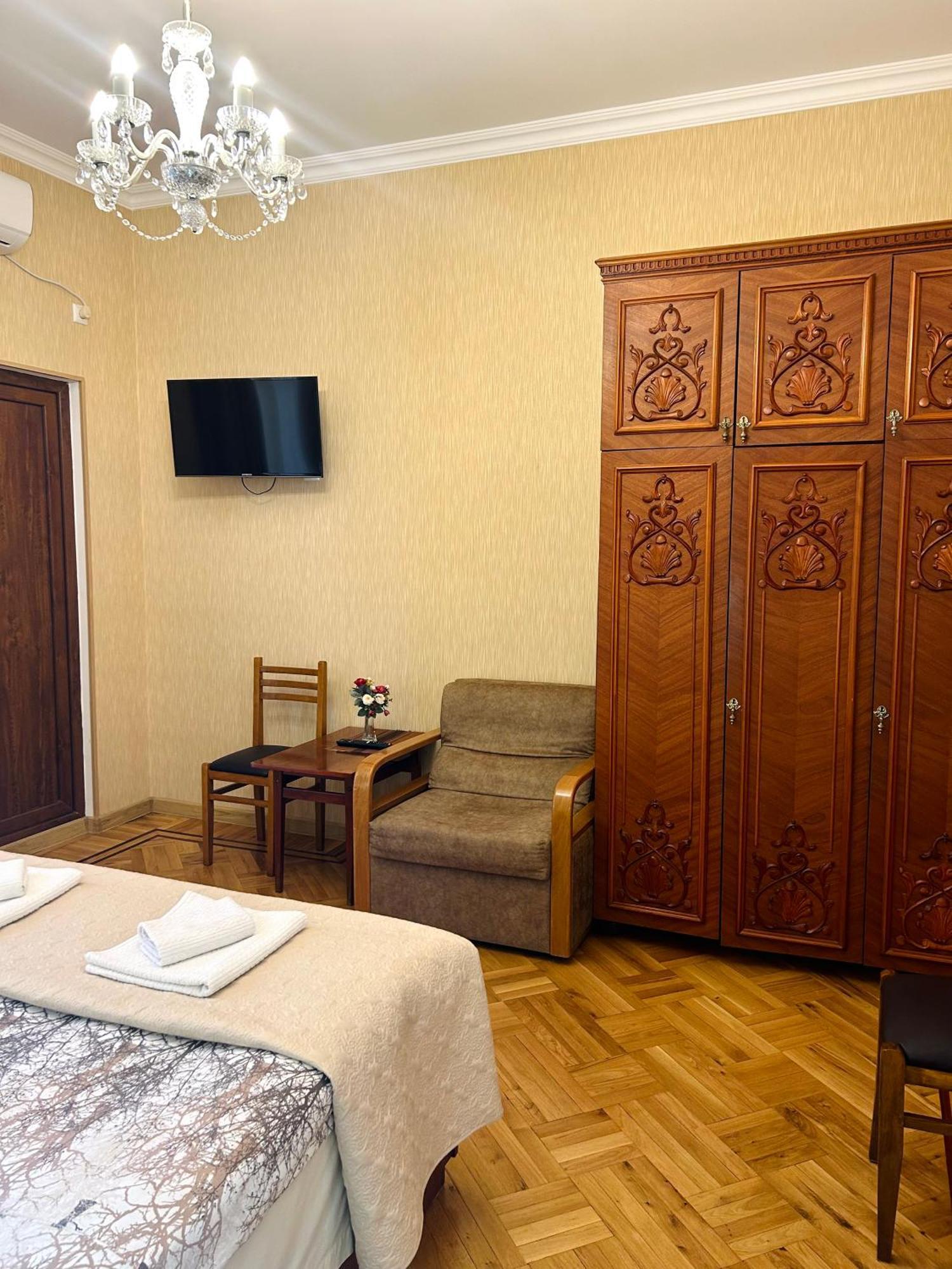 Gold Guest House Кутаїсі Екстер'єр фото