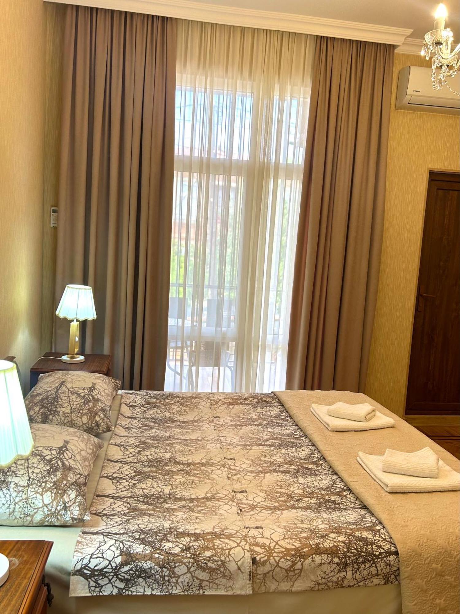 Gold Guest House Кутаїсі Екстер'єр фото